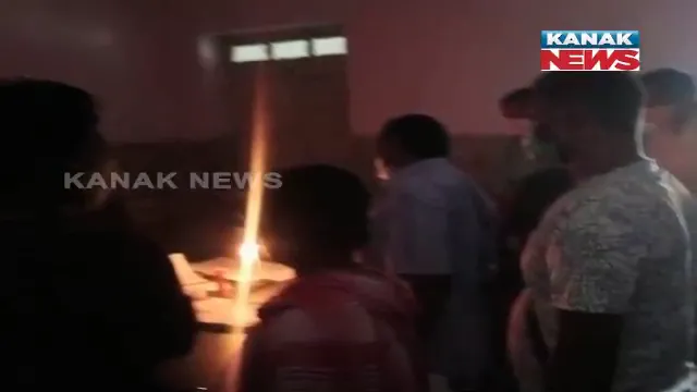 ଏମକେସିଜିରେ ଅନ୍ଧାରୀ ଚିକିତ୍ସା : ମହମବତି ଲଗାଇ ରୋଗୀ ଦେଖିଲେ ଡାକ୍ତର