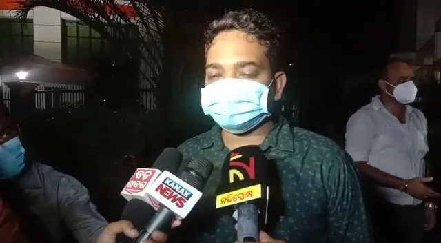 ରେଡ କରିବାକୁ ଯାଇ ଫସିଲେ ବିଏମସି ଅଧିକାରୀ । ପ୍ରାୟ ଘଣ୍ଟାଏ କାଳ ଲିଫ୍ଟରେ ରହିଲେ ଅଟକ।