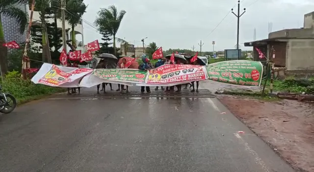 ପ୍ରବଳ ବର୍ଷା ସତ୍ତ୍ୱେ ନବରଙ୍ଗପୁରରେ ଭାରତ ବନ୍ଦ ପାଳନ । ସହରର ସମସ୍ତ ବ୍ୟବସାୟିକ ପ୍ରତିଷ୍ଠାନ ବନ୍ଦ