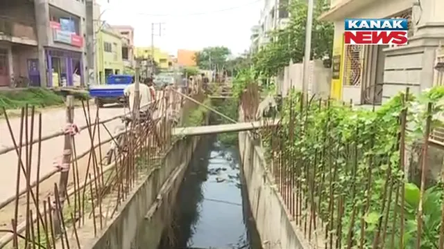 ଅଧପନ୍ତରିଆ ହୋଇ ପଡ଼ିରହିଛି ଡ୍ରେନ୍ କାମ । ଲୁହା ରଡରେ ବାଉଁଶ ବାନ୍ଧି ଶୋଇପଡ଼ିଛି ବିଏମସି ।