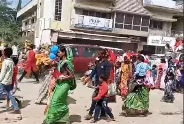 ମୂର୍ତ୍ତି ବିସର୍ଜନ କରିବାକୁ ଯାଉଥିବା ଲୋକଙ୍କ ଉପରେ ମାଡିଗଲା କାର । ଜଣେ ମୃତ, ୧୬ ଆହତ