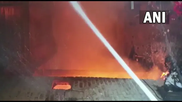 ଦିଲ୍ଲୀ  ହରକେଶ ନଗରରେ ଭୀଷଣ ଅଗ୍ନିକାଣ୍ଡ । ଜଳିଗଲା ଟ୍ରକ ସହ ୨୦ ଘର । 