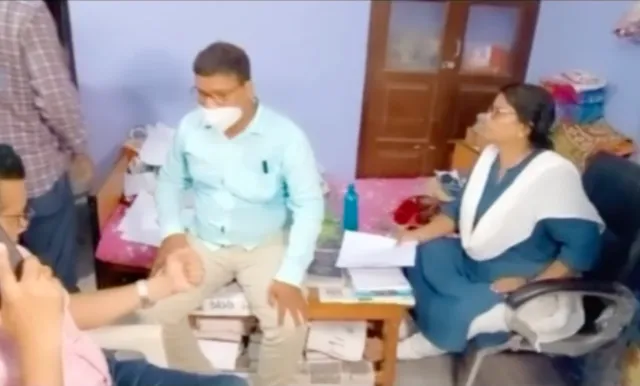 ବାବୁଙ୍କ ପାଖରେ ବିଡ଼ା ବିଡ଼ା ଟଙ୍କା । ଭୁବନେଶ୍ୱର ସମେତ ତିନିଟି ସ୍ଥାନରେ ଚଢ଼ାଉ କରି ୩ ଅଧିକାରୀଙ୍କୁୁ ଗିରଫ କଲା ଭିଜିଲାନ୍ସ