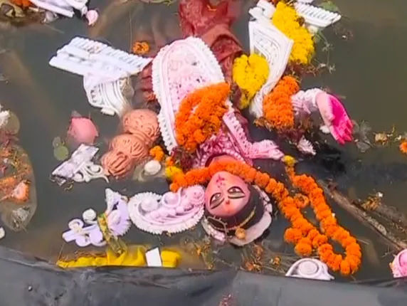 ଧରାପୃଷ୍ଠରୁ ବିଦାୟ ନେଉଛନ୍ତି ଜଗତଜନନୀ ମାଆ ଦୁର୍ଗା । ବିନା ବାଜା ଓ ଶୋଭାଯାତ୍ରାରେ ଚାଲିଛି ବିସର୍ଜନ