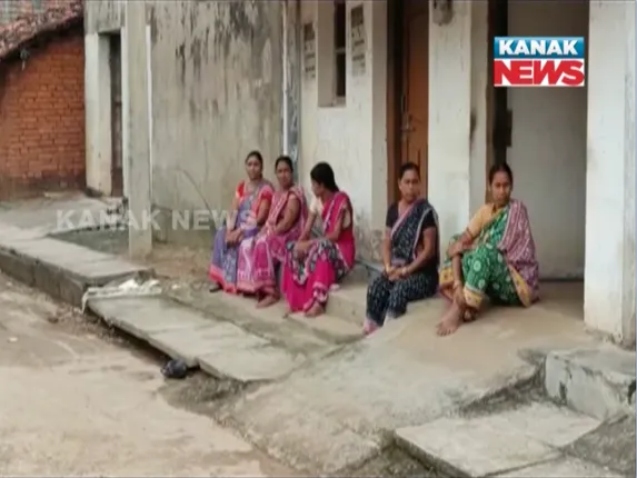 ମମିତା ମେହେରଙ୍କ ଗାଁରେ ପଡିଛି ତାଲା । ଗାଁରେ ଛାଇଯାଇଛି ନୀରବତା ।