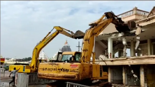 ପୁରୀରେ ପୁଣି ଆରମ୍ଭ ହେଲା ଉଚ୍ଛେଦ । ୨ ପ୍ଲାଟୁନ ପୋଲିସ ଫୋର୍ସ ଓ ୨ଜଣ ମାଜିଷ୍ଟ୍ରେଟଙ୍କ ଉପସ୍ଥିତିରେ ଚାଲିଛି ଉଚ୍ଛେଦ କାର୍ଯ୍ୟ