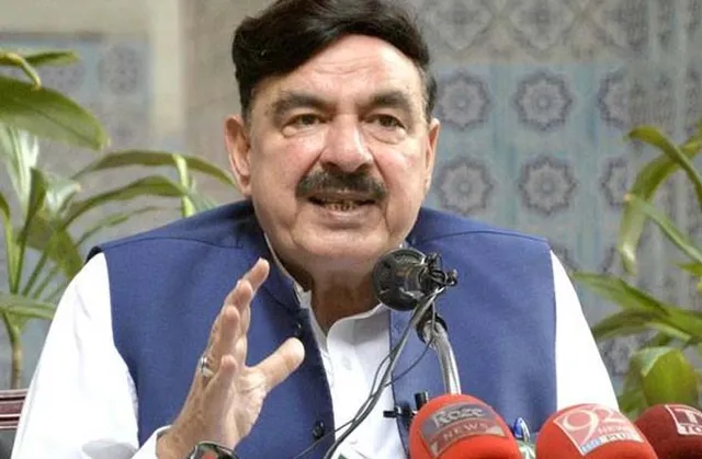 ଭାରତ-ପାକ୍ ମ୍ୟାଚ୍ ଦେଖିବାକୁ ଦୁବାଇ ଯାଇଥିଲେ ପାକିସ୍ତାନ ଗୃହମନ୍ତ୍ରୀ । ପଢନ୍ତୁ, କେଉଁ କାରଣରୁ ପାକିସ୍ତାନକୁ ଡାକି ଆଣିଲେ ଇମ୍ରାନ୍ ଖାନ?