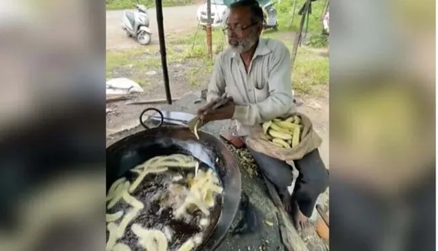 ଦେଖିପାରୁନାହାନ୍ତି, କିନ୍ତୁ ସେ ଦୁର୍ବଳ ନୁହନ୍ତି । ଗରମ ତେଲରେ ସୁଆଦିଆ କଦଳୀ ଚିପ୍ସ ଛାଣି ସ୍ୱାବଲମ୍ବୀର କାହାଣୀ ଲେଖୁଛନ୍ତି ବୃଦ୍ଧ ।