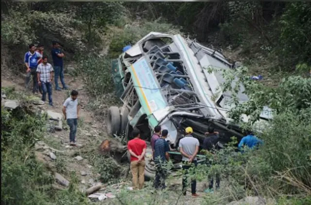 ଡେରାଡୁନରେ ଘାଟିରେ ଖସିଲା ବସ୍ । ୧୩ ମୃତ, ୪ ଗୁରୁତର