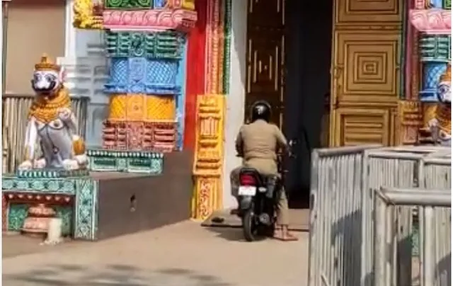 ନିୟମ ବାହାରେ କି ପୁରୀ ପୋଲିସ? ଗୁଣ୍ଡିଚା ମନ୍ଦିର ଗୁମୁଟ ଦେଇ ଭିତରକୁ ବାଇକରେ ପ୍ରବେଶ କଲେ ପୋଲିସ କର୍ମଚାରୀ