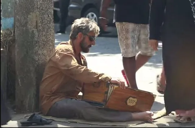 ଭିକାରୀ ପାଲଟିଗଲେ ବଲିଉଡ ସିଙ୍ଗର । ସହୃଦୟ ଯୁବକ ଦେଲେ ୧୨ ଟଙ୍କା