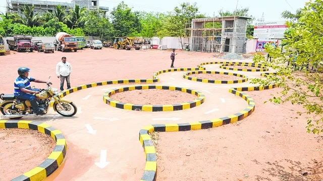 ଗୋଟିଏ ମିନିଟ୍ ପାଇଁ ଖୋଲୁଛି, ତାପରେ ବନ୍ଦ ହୋଇଯାଉଛି । କଟକ ଆରଟିଓରେ ଏମିତି ହେଉଛି ସ୍ଲଟ ବୁକିଂ ।