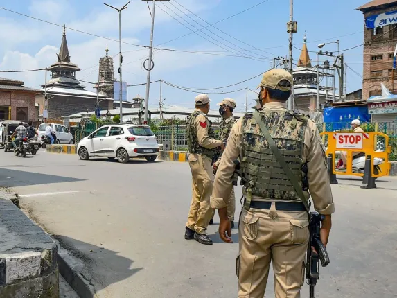 କାଶ୍ମୀରରେ ସ୍ଥିତି ଗମ୍ଭୀର । କାଶ୍ମୀର ଉପତ୍ୟକା ଛାଡ଼ି ଚାଲିଯିବାକୁ ପ୍ରବାସୀ ଶ୍ରମିକଙ୍କୁ ଆତଙ୍କବାଦୀ ସଂଗଠନର ଚେତାବନୀ