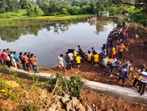 ୪୦ ଫୁଟ ତଳକୁ ଖସିଲା କାର, ଜଣେ ମୃତ