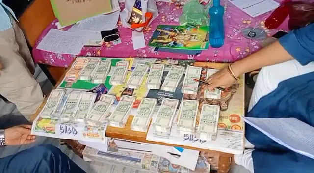 ବାବୁଙ୍କ ଘରେ ବିଡାବିଡା ଟଙ୍କା । ପୂଜା ପୂର୍ବରୁ ରେଡ୍ କଲା ଭିଜିଲାନ୍ସ । ହଡବଡେଇ ଗଲେ ସରକାରୀ ଅଧିକାରୀ