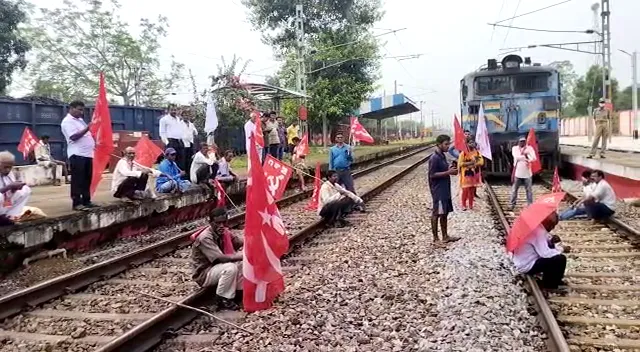 ସଂଯୁକ୍ତ କିଷାନ ମୋର୍ଚ୍ଚାର ଦେଶବ୍ୟାପୀ ୬ ଘଣ୍ଟିଆ ରେଳରୋକ : ବ୍ରହ୍ମପୁର ରେଳ ଷ୍ଟେସନରେ ଆନ୍ଦୋଳନକାରୀ-ପୁଲିସ୍ ଧସ୍ତାଧସ୍ତି