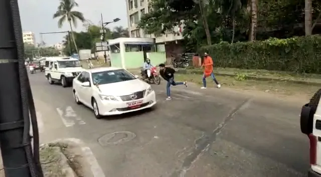 କେନ୍ଦ୍ରମନ୍ତ୍ରୀଙ୍କ ଗାଡି ଉପରକୁ ଅଣ୍ଡାମାଡ । ଅଜୟ ମିଶ୍ର ଓଡିଶା ଗସ୍ତରେ ଆସିଥିବା ବେଳେ ବିରୋଧ କଲା ଛାତ୍ର କଂଗ୍ରେସ