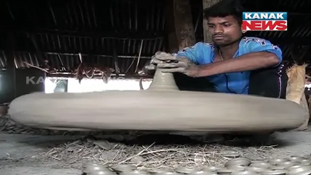 ଅଂଟା ସଳଖୁଛନ୍ତି କୁମ୍ଭକାର ପରିବାର: କରୋନା କଟକଣା କୋହଳ ହେବା ସହ ଧୀରେ ଧୀରେ ସୁଧୁରୁଛି ବ୍ୟବସାୟ