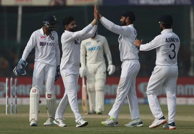 ରବୀନ୍ଦ୍ରଙ୍କୁ ଆଉଟ କଲେ ରବୀନ୍ଦ୍ର । କାନପୁର ଟେଷ୍ଟରେ ଦେଖିବାକୁ ମିଳିଲା ଅଜବ ଦୃଶ୍ୟ ।