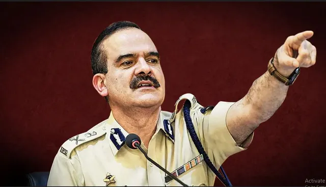 ବେଆଇନ ଅର୍ଥ ଆଦାୟ ମାମଲା, ମୁମ୍ବାଇର ପୂର୍ବ ପୋଲିସ କମିଶନର ପଳାତକ ଘୋଷିତ