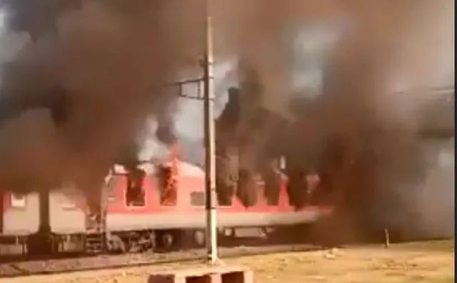 ଦିଲ୍ଲୀରୁ ଛତିଶଗଡ ଯାଉଥିବା ଦୁର୍ଗ ଏକ୍ସପ୍ରେସର ୪ ଟି ବଗିରେ ନିଆଁ, କାରଣ ଅସ୍ପଷ୍ଟ