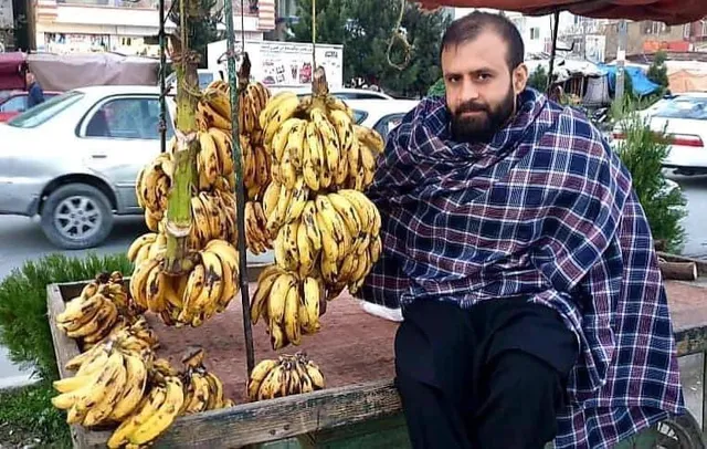 ଆଫଗାନିସ୍ତାନରେ ବଦଳିଯାଇଛି ଜୀବିକା ନିର୍ବାହର ରାସ୍ତା: ଦିନେ ହାତରେ ବୁମ୍ ଧରି ନେଉଥିଲେ ସାକ୍ଷାତକାର, ଏବେ ବିକୁଛନ୍ତି ଫଳ