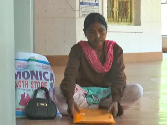 ସୁନ୍ଦରଗଡ ଜିଲ୍ଲାପାଳଙ୍କ କାର୍ଯ୍ୟାଳୟ ଆଗରେ ମହିଳାଙ୍କ ଅଭିନବ ପ୍ରତିବାଦ । ଧାରଣା ପରେ ବି କେହି ନଶୁଣିବାରୁ ମାଟିରେ ଲୋଟି କଲେ ପ୍ରତିବାଦ ।