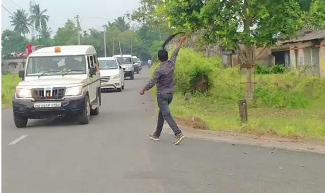 କେନ୍ଦ୍ର ମନ୍ତ୍ରୀ ବିଶ୍ୱେଶ୍ୱର ଟୁଡ଼ୁଙ୍କ ଗାଡ଼ି ଉପରକୁ ଅଣ୍ଡାମାଡ଼ : ଏକ ସାମାଜିକ କାର୍ଯ୍ୟକ୍ରମକୁ ଗସ୍ତ ବେଳେ ଅଲଣା ହାଟ ନିକଟରେ ଅଣ୍ଡା ମାଡ଼