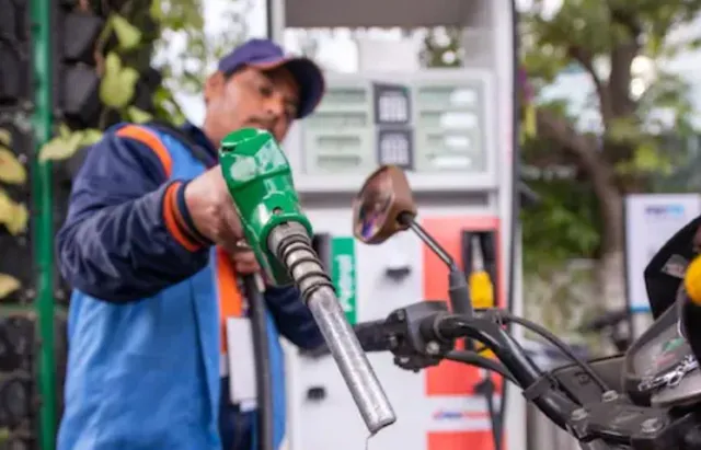 ଦେଶବାସୀଙ୍କୁ କେନ୍ଦ୍ର ସରକାରଙ୍କ ଦୀପାବଳି ଭେଟି । କମିବ ପେଟ୍ରୋଲ ଓ ଡିଜେଲ ଦାମ । ଜାଣନ୍ତୁ, କେତେ ଟଙ୍କା କମିବ ତୈଳଦର...