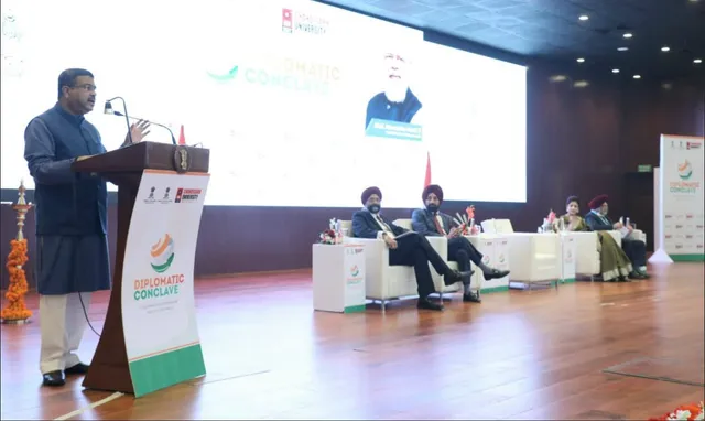 ଚଣ୍ଡିଗଡ ବିଶ୍ୱବିଦ୍ୟାଳୟର ଡିପ୍ଲୋମାଟିକ କନକ୍ଲେଭ: କେନ୍ଦ୍ରମନ୍ତ୍ରୀ ଧର୍ମେନ୍ଦ୍ର ପ୍ରଧାନ କହିଲେ, ଶିକ୍ଷା ବ୍ୟବସ୍ଥା ଶିଖରରେ ପହଞ୍ଚାଇବା ଲକ୍ଷ୍ୟ