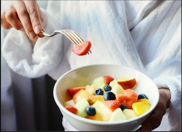 ଫଳ ଖାଇବାର ସମୟକୁ ଧ୍ୟାନରେ ରଖନ୍ତୁ  । କେଉଁ ସମୟରେ  ଖାଇଲେ କ୍ଷତିକାରକ ।