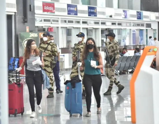 ଭାରତ ଆସିଲା କି ଆଫ୍ରିକା ଭୂତାଣୁ? ବାଙ୍ଗାଲୋରରେ ୨ ଆଫ୍ରିକୀୟ କରୋନା ରୋଗୀ ଚିହ୍ନଟ ପରେ ବଢ଼ିଲା ଚିନ୍ତା, ‘ଓମିକ୍ରନ’ ବାବଦରେ ଜାଣିବା ପାଇଁ ଅଧିକ ପରୀକ୍ଷାକୁ ଅପେକ୍ଷା ।