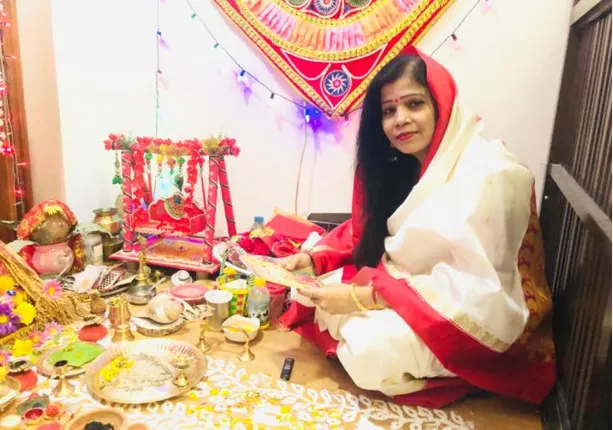 ମିଆଁମାରରେ ଲକ୍ଷ୍ମୀପୂଜା ପାଳିଲେ ପ୍ରବାସୀ ଓଡ଼ିଆ ବୋହୁ । ଓଡିଆ ଘରର ରୀତିନୀତି ଅନୁଯାୟୀ ଓଷା କଲେ