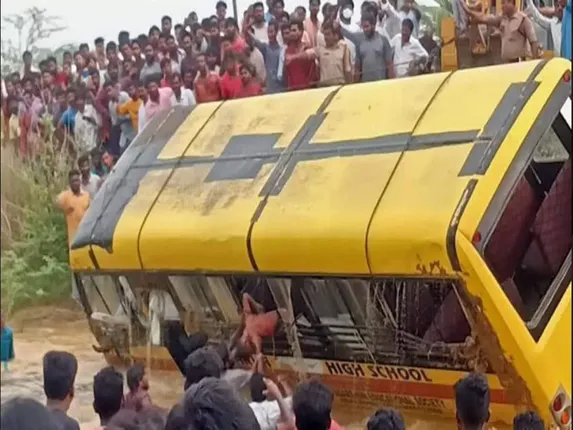 ୩୫ ପିଲାଙ୍କୁ ନେଇ ଯାଉଥିବା ବେଳେ ଓଲଟିଲା ବସ୍: ୧୨ରୁ ଅଧିକ ଆହତ