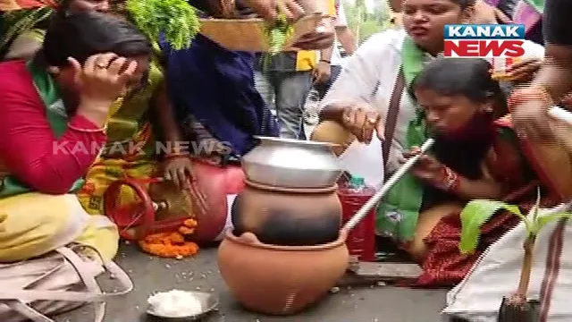 ପେଟ୍ରୋଲ ଦରବୃଦ୍ଧି ଓ ମହଙ୍ଗା ମାଡକୁ ନେଇ ଆନ୍ଦୋଳନକୁ ଜୋରଦାର କଲା ବିଜେଡି । ୧୪୭ଟି ନିର୍ବାଚନ ମଣ୍ଡଳୀରେ ବିକ୍ଷୋଭ ।