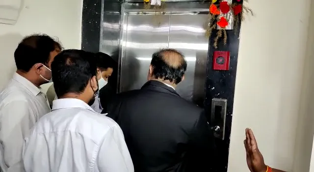 ପୁରୀ ଜିଲ୍ଲାପାଳଙ୍କ କାର୍ଯ୍ୟାଳୟରେ ଅଘଟଣ : ଜିଲ୍ଲାପାଳ କାର୍ଯ୍ୟାଳୟରେ ଲିପ୍ଟରେ ଫସିଲେ ୮ ଜଣ ଆଇନଜୀବୀ