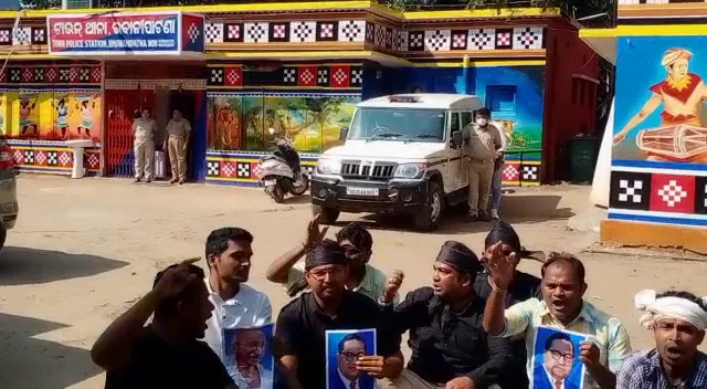 ମୁଖ୍ୟମନ୍ତ୍ରୀଙ୍କ ଗସ୍ତକୁ ବିରୋଧ କରି କଳାପତାକା ପ୍ରଦର୍ଶନ । କଂଗ୍ରେସ କର୍ମୀଙ୍କୁ ଉଠାଇ ନେଲା ପୋଲିସ