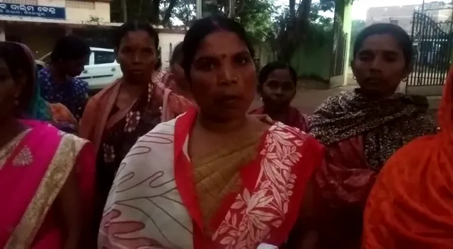 ମହିଳାଙ୍କୁ ଅଟକ ରଖିଲେ ମଦୁଆ ଅଫିସର : ଅଶ୍ଳୀଳ ଭାଷାରେ ଗାଳି କରିଥିବା ଅଭିଯୋଗ