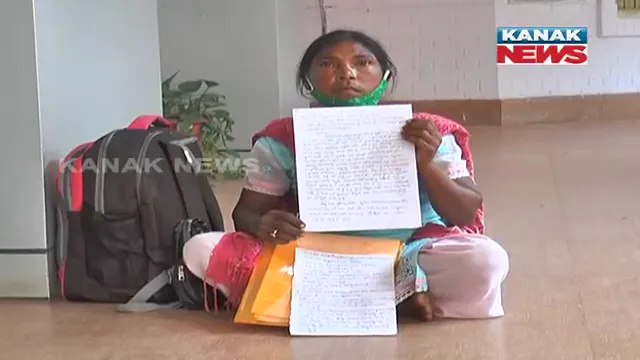 ଜିଲ୍ଲାପାଳଙ୍କ କାର୍ଯ୍ୟାଳୟ ପରିସରରେ ଯୁବତୀଙ୍କ ଧାରଣା: କହିଲେ ଚାକିରି ଫେରାଅ, ନଚେତ୍ ମାରିଦିଅ