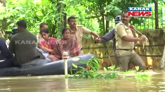 ଲଗାଣ ବର୍ଷାରେ ବେହାଲ ବେଙ୍ଗାଲୁରୁ: ପରୀକ୍ଷା ଦେବା ପାଇଁ ସ୍କୁଲ ଯିବାକୁ ଡଙ୍ଗାର ସାହାରା ନେଲେ ଶିକ୍ଷାର୍ଥୀ 