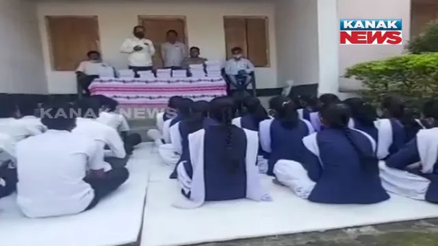 ଫାଣ୍ଡି ଅଧିକାରୀଙ୍କ ମହାନତା : ଗରିବ ଶ୍ରେଣୀର ଛାତ୍ରଛାତ୍ରୀଙ୍କୁ ପାଠ ପଢିବାକୁ କଲେ ସହଯୋଗ