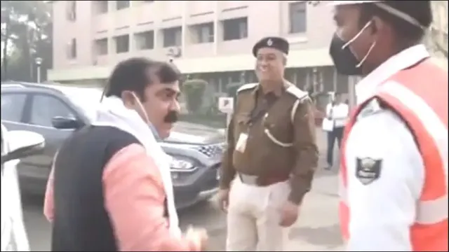 ଜିଲ୍ଲାପାଳ ଓ ଏସପିଙ୍କୁ ରାସ୍ତା ଦେବାକୁ ଅଟକାଇଲେ ମନ୍ତ୍ରୀଙ୍କ ଗାଡି, ରାଗିଯାଇ ମନ୍ତ୍ରୀ ଦେଲେ ଏଭଳି ଧମକ