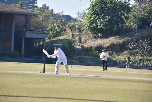 କ୍ରିକେଟ୍ ଖେଳୁଥିବା ବେଳେ ଆହତ ହେଲେ ଉତ୍ତରାଖଣ୍ଡ ମୁଖ୍ୟମନ୍ତ୍ରୀ । ହାତରେ ଲାଗିଛି ଆଘାତ ।