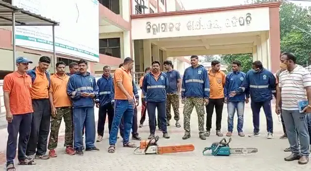 ସାମ୍ଭାବ୍ୟ ବାତ୍ୟା ମୁକାବିଲା : ପ୍ରସ୍ତୁତ ଗଜପତି ଜିଲ୍ଲା ପ୍ରଶାସନ