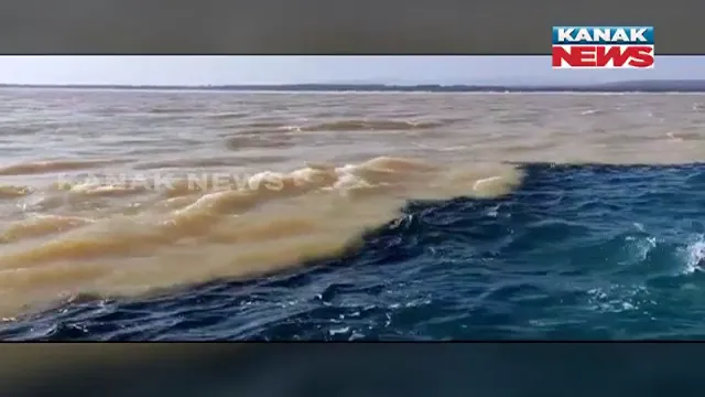 ସମୁଦ୍ରର ଲୁଣିଆ ପାଣିରେ ମିଶୁଛି ନଦୀର ମିଠା ଜଳ । ବାତ୍ୟା 'ଜୱାଦ' ପରେ ସମୁଦ୍ରରେ ମିଶୁଛି ଋଷିକୂଲ୍ୟାର ବନ୍ୟାଜଳ 