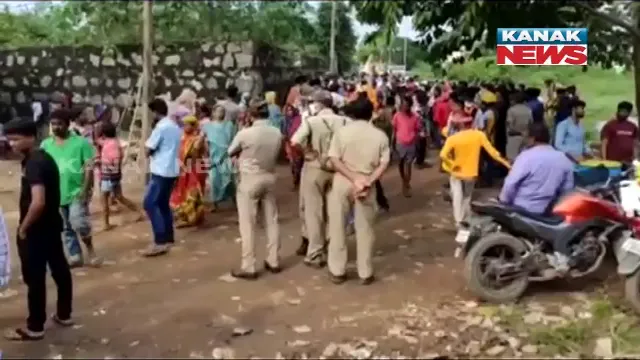 ବ୍ରହ୍ମପୁରରେ ପୁଲିସ-ଜନତା ମୁହାଁମୁହିଁର ଭିଡିଓ ଭାଇରାଲ : ବସ୍ତି ଉଚ୍ଛେଦକୁ ବିରୋଧ କରି ପୋଲିସ-ଜନତା ମଧ୍ୟରେ ଖଣ୍ଡଯୁଦ୍ଧ