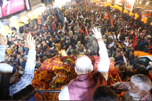 ଗୋଟିଏ ପଟେ ଓମିକ୍ରନ ପାଇଁ କଟକଣା ଲଗାଉଛନ୍ତି ସରକାର । ସେପଟେ ଉତ୍ତରପ୍ରଦେଶ ରାଲିରେ ହଜାର ହଜାର ଲୋକଙ୍କ ଭିଡ