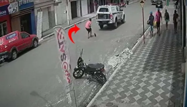 ଫିଲ୍ମ ନୁହେଁ ସତ : ପୋଲିସକୁ ଚକମା ଦେଇ ଚଳନ୍ତା ଗାଡିରୁ ଡେଇଁ କଏଦୀ ଫେରାର, ଦେଖନ୍ତୁ ପୂରା ଭିଡ଼ିଓ ।