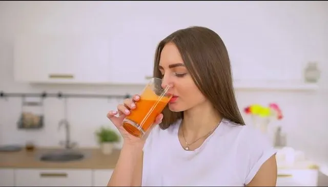 କେଶ ପାଇଁ ପିଅନ୍ତୁ ଏହି ପାନୀୟ: କେଶ ମଜବୁତ କରିବା ସହ ତ୍ୱଚାରେ ଆଣିବ ଚମକ୍ ।