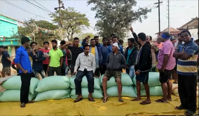 ରାସ୍ତାରେ ଧାନ ରଖି ଜଗି ବସିଛନ୍ତି ଚାଷୀ: ଦାବି ପୂରଣ ନହେଲେ ଉଠିବେନି ବୋଲି ଦେଲେ ଚେତାବନୀ